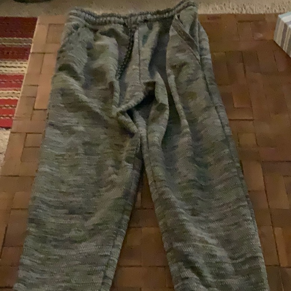 Boys 2(X)IST gray sweatpants. Size: small. Colors: gray and black.